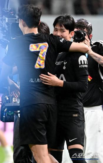  Minhyuk smiles at Son Heungmin's hug