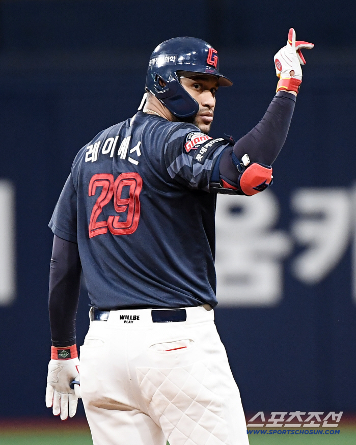  Reyes hits an RBI double in the third inning