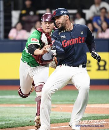  Reyes tagged out by Kim Gunhee