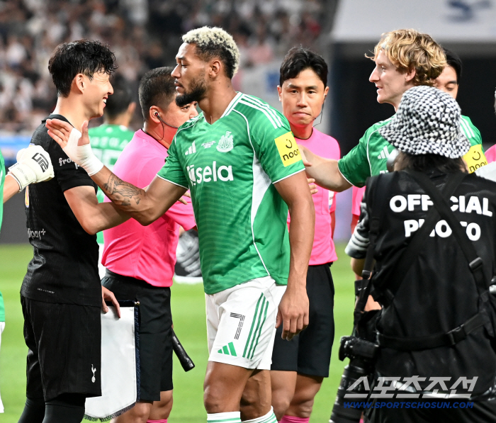  Son Heung-min, Anthony Gordon, let's see your smile