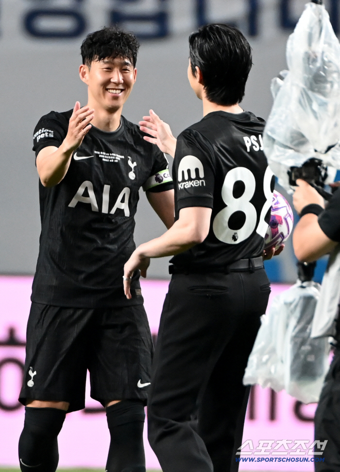 Son Heung-min giving high fives with Park Seo-joon