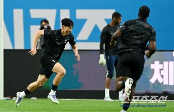  Son Heung-min is preparing for the match before Tottenham's farewell match