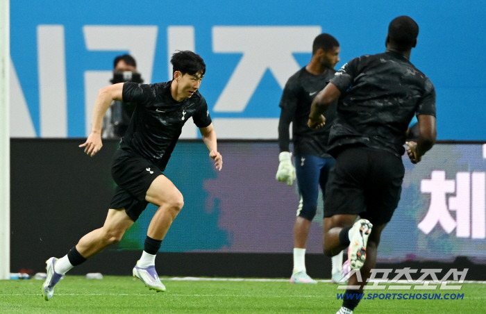  Son Heung-min is preparing for the match before Tottenham's farewell match