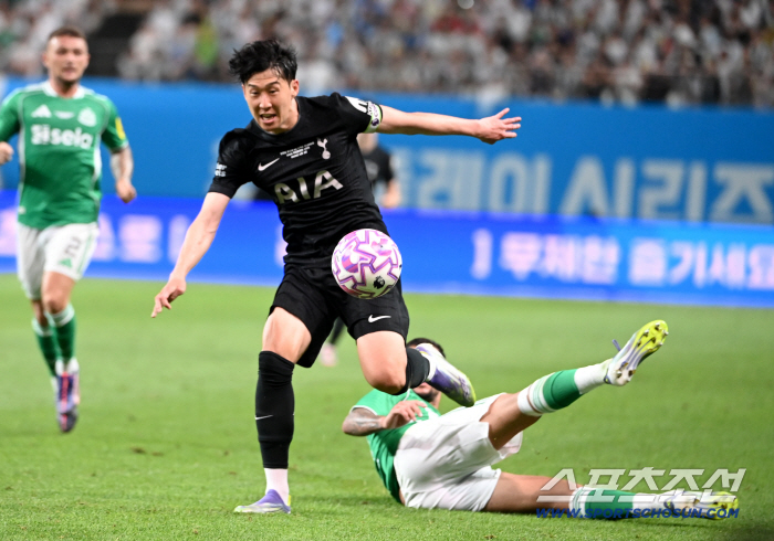  Son Heung-min is racing away from tackling