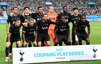  Son Heung-min, one last cut with his Tottenham teammates