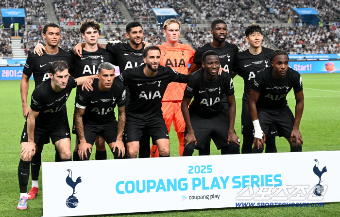  Son Heung-min, one last cut with his Tottenham teammates