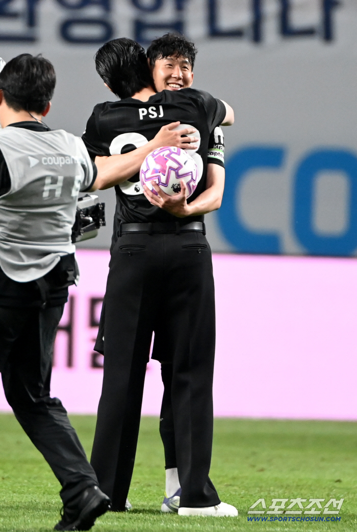  Son Heung-min, Park Seo-joon and a hot hug