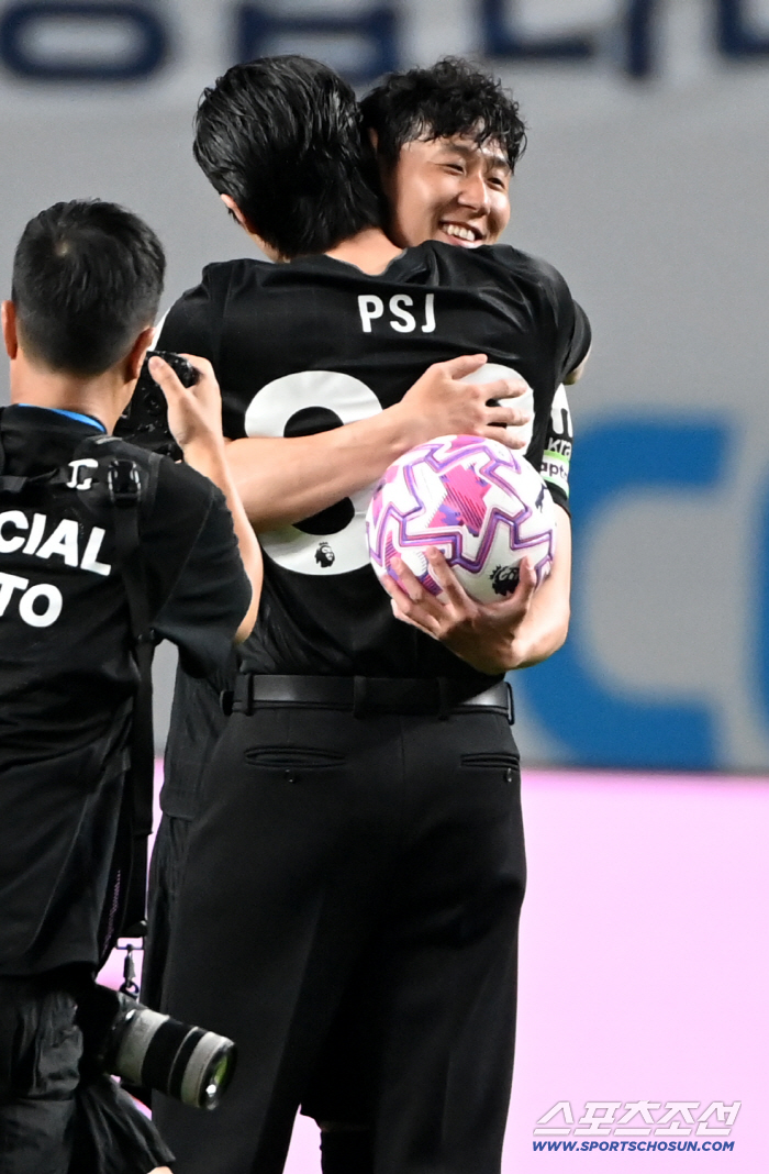  Son Heung-min, Park Seo-joon and a hot hug
