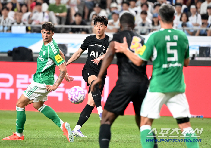  Son Heung-min shoots at the goal