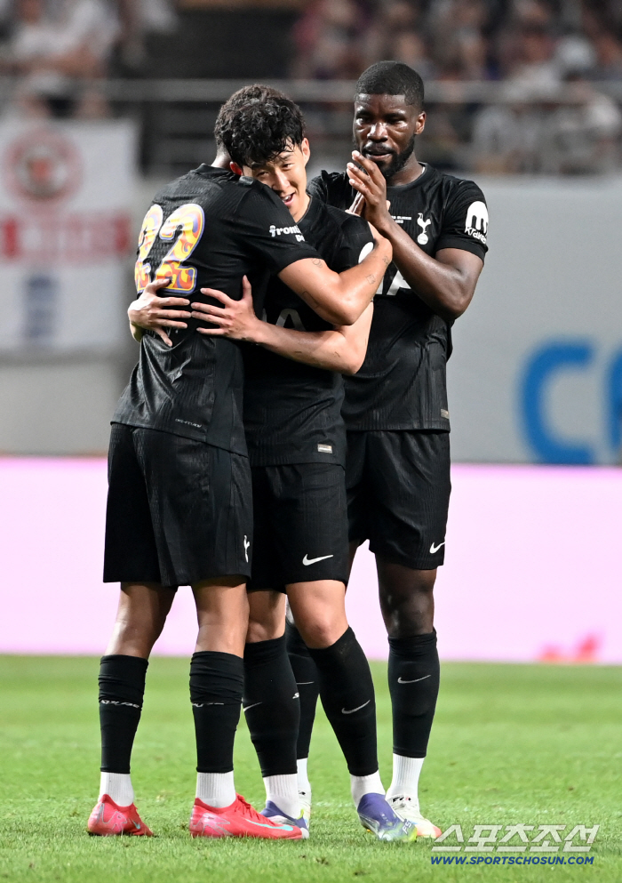  Son Heung-min to be replaced, Tottenham. Hi