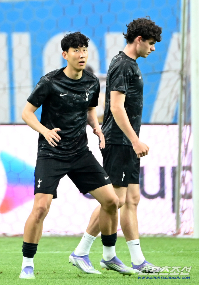  Son Heung-min warming up