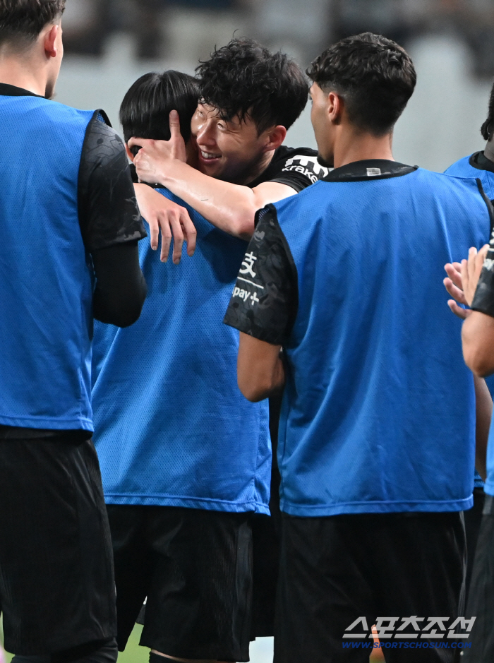  Son Heung-min, Yang Min-hyuk and a hot hug