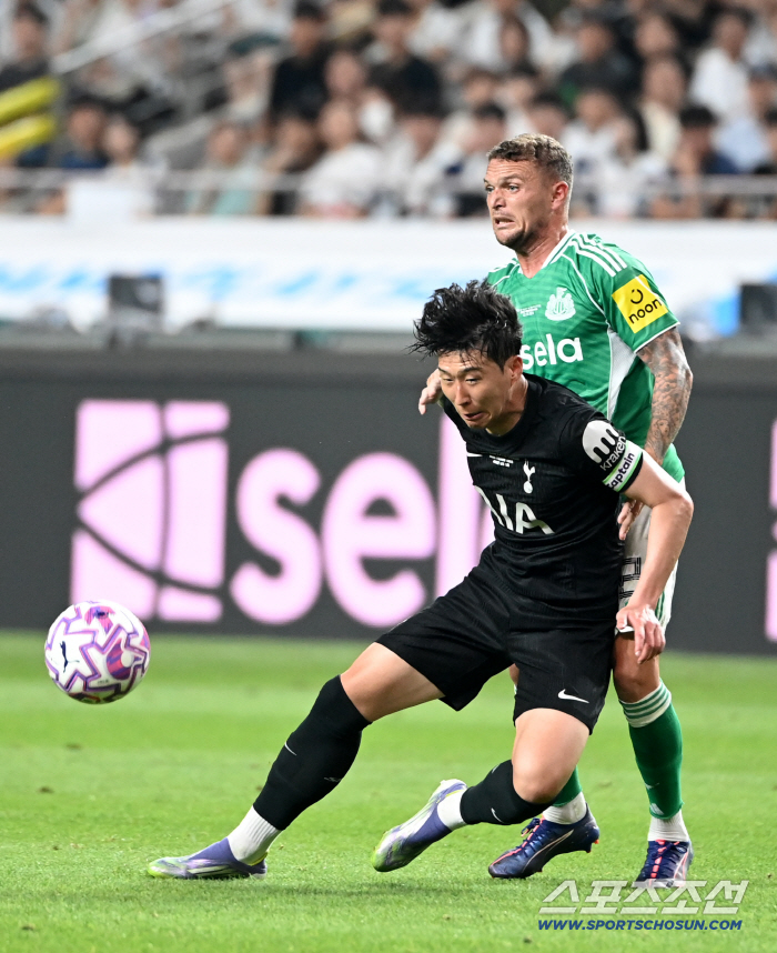  Son Heungmin is falling. You're a foul