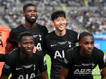  Son Heungmin, smile and pose