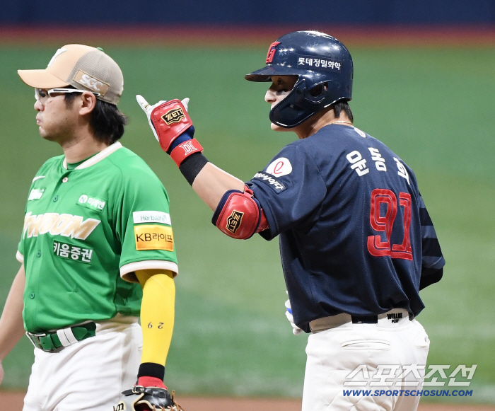  Yoon Dong-hee makes a timely RBI in the first inning