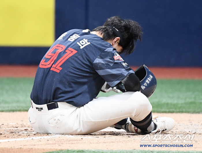  YOON DONG HEE who got hit by consecutive balls