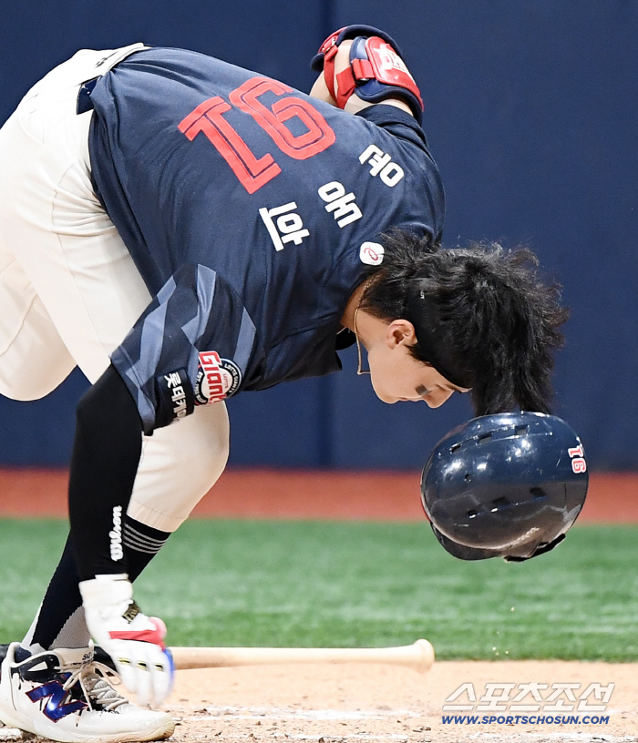  Yun Donghee who fits the threatening dune