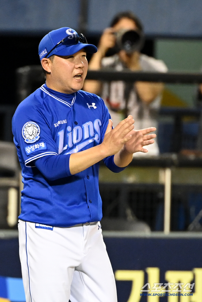 A solo shot loss with two outs in the ninth inning. Park Jin-man wrapped up the temporary finish. Goo-wi, control of the ball is good. what the batter hit well 