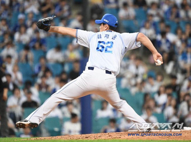 A solo shot loss with two outs in the ninth inning. Park Jin-man wrapped up the temporary finish. Goo-wi, control of the ball is good. what the batter hit well 