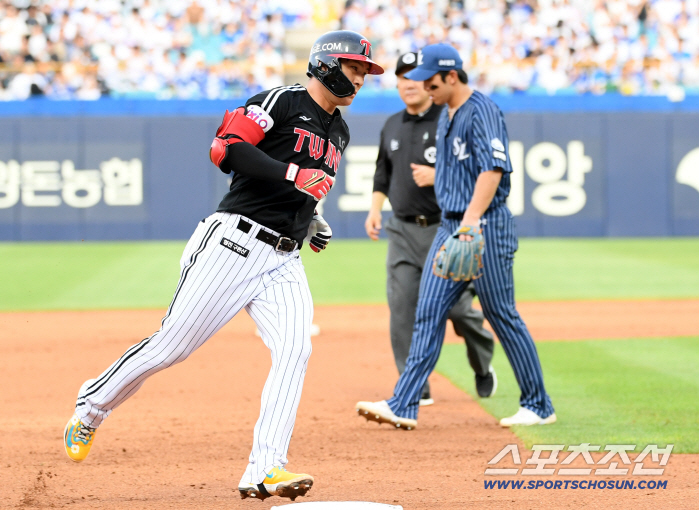 A solo shot loss with two outs in the ninth inning. Park Jin-man wrapped up the temporary finish. Goo-wi, control of the ball is good. what the batter hit well 