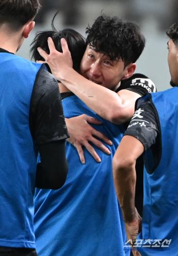Son Heung-min hugged Yang Min-hyuk and eventually cried. Goodbye Tottenham 
