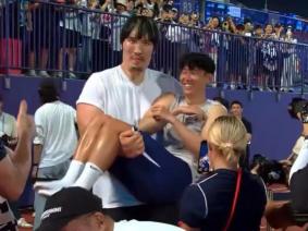 There's a lot of attention there, too! Son Heung-min, Choi Hong-man in his arms like a baby with a big smile...Successfully ventilated the mood before the sad breakup