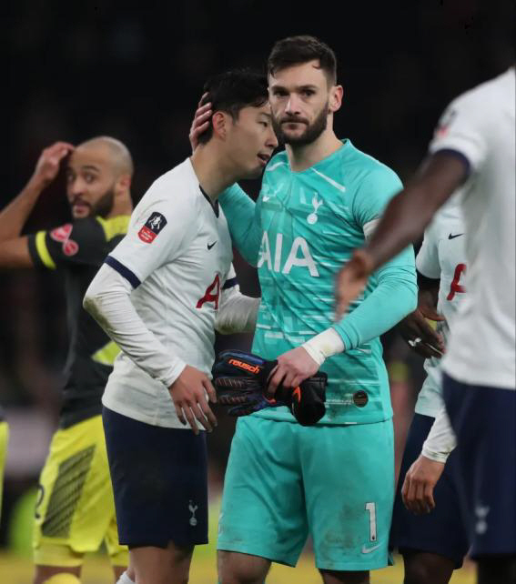 There's a lot of attention there, too! Son Heung-min, Choi Hong-man in his arms like a baby with a big smile...Successfully ventilated the mood before the sad breakup