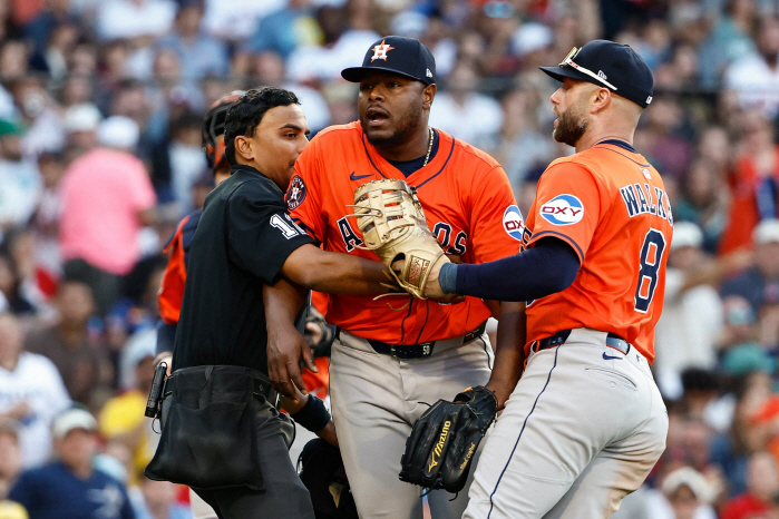 A thief recognizes a thief? The club that was disgraced for stealing autographs faced off...Intentional balk and bench clearing