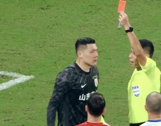 What the hell's wrong with you! Son Heung-min hugged the crybaby goalkeeper, who was shocked by match-fixing fouls, and fans criticized him to retire