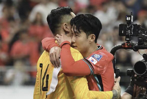 What the hell's wrong with you! Son Heung-min hugged the crybaby goalkeeper, who was shocked by match-fixing fouls, and fans criticized him to retire