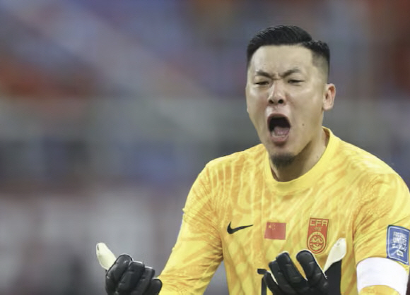 What the hell's wrong with you! Son Heung-min hugged the crybaby goalkeeper, who was shocked by match-fixing fouls, and fans criticized him to retire