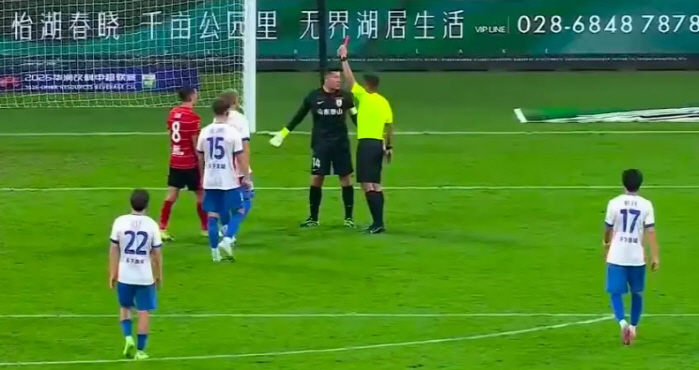 What the hell's wrong with you! Son Heung-min hugged the crybaby goalkeeper, who was shocked by match-fixing fouls, and fans criticized him to retire