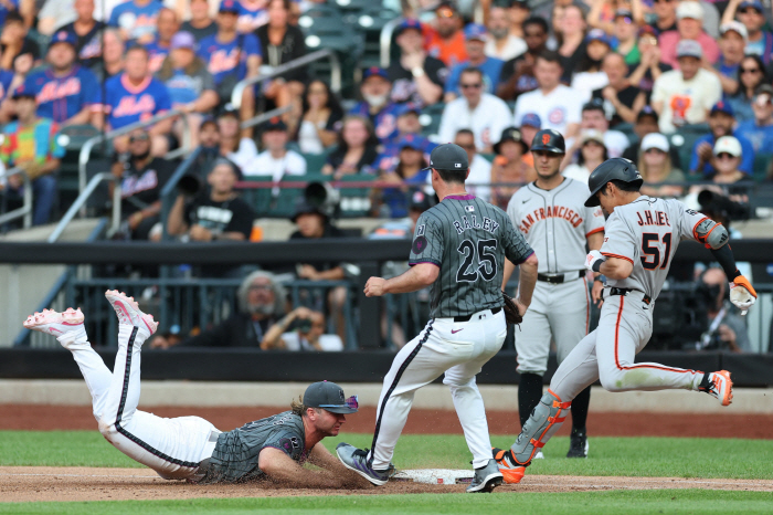 Am I the only one who believes it's not too late? SF Lee Jung-hoo's first four-hit game  one walk, and five on base. The main character of the first Winning series in August. I'm saving my dreams for fall