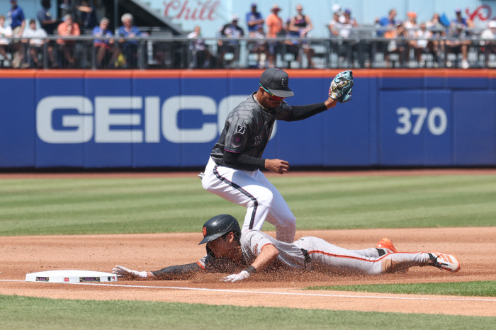 Am I the only one who believes it's not too late? SF Lee Jung-hoo's first four-hit game  one walk, and five on base. The main character of the first Winning series in August. I'm saving my dreams for fall