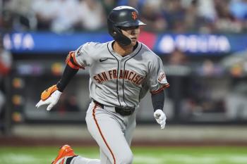  SF Lee Jung-hoo, from the first at-bat, hit  steal  throw to the third base. He scored the equalizer by himself