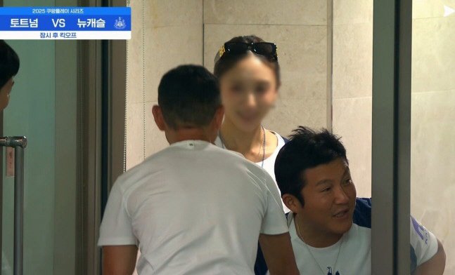  'Cho Se-ho ♥' wife Jeong Su-ji caught a surprise live camera against Tottenham...Big height  beauty, is this for real?