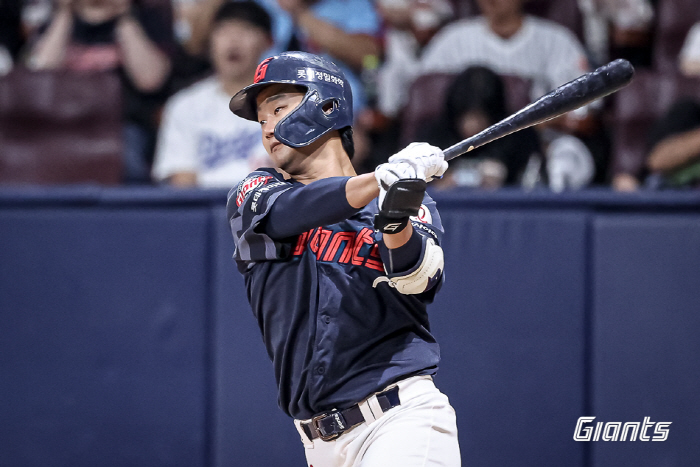 If you hit in 2 pitches, let's get 40%! batting average of 0.378 in the second half...The revival of Son Ho Young, the original lucky dog, is back.
