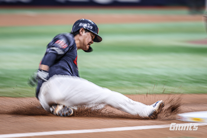 If you hit in 2 pitches, let's get 40%! batting average of 0.378 in the second half...The revival of Son Ho Young, the original lucky dog, is back.