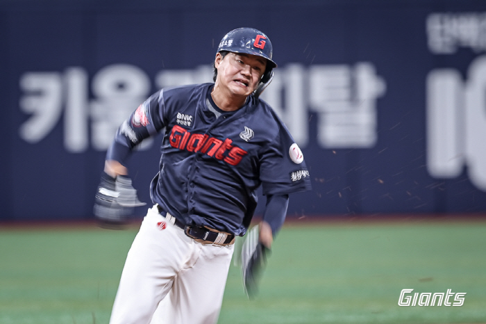 If you hit in 2 pitches, let's get 40%! batting average of 0.378 in the second half...The revival of Son Ho Young, the original lucky dog, is back.