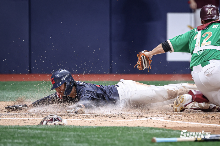 If you hit in 2 pitches, let's get 40%! batting average of 0.378 in the second half...The revival of Son Ho Young, the original lucky dog, is back.