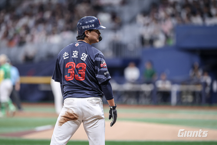 If you hit in 2 pitches, let's get 40%! batting average of 0.378 in the second half...The revival of Son Ho Young, the original lucky dog, is back.