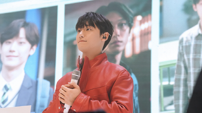 Lee Do-hyun, double celebration after being discharged from the military...Grand Galaxy Hotel Casting → First Fan Meeting Completion