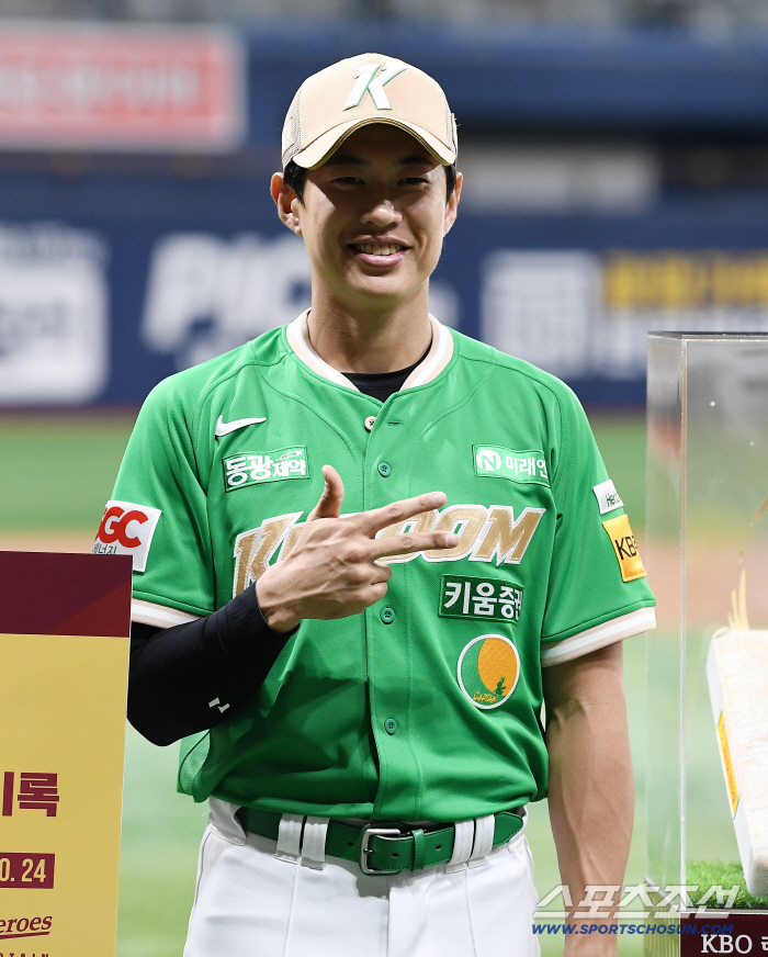 Super Big Surprise Song Sung-moon guarantees a full six-year, 12 billion won multi-year contract...I'll play for Kiwoom until 31