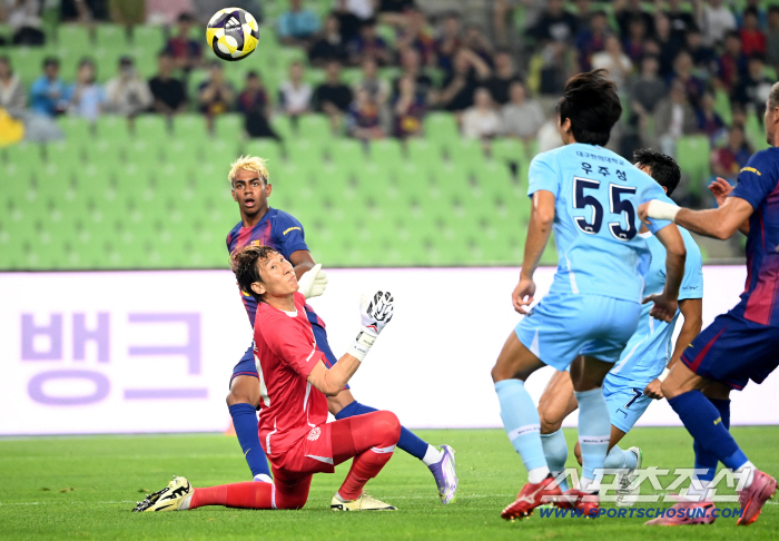 Kick-off delay → Yamal FC Barcelona, which quelled the controversy over the bombing, ended 30 ahead of Daegu in the first half