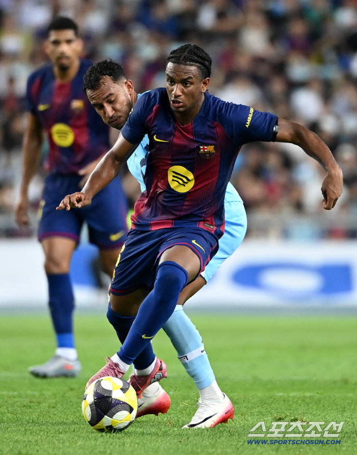  Alejandro Valde digs in sharply