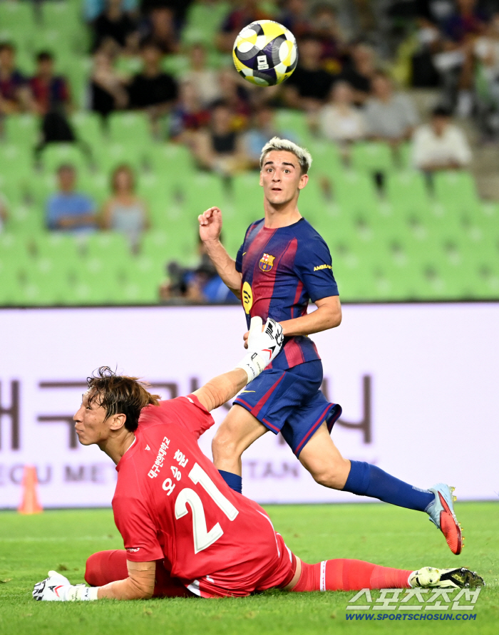  Gabi shoots to avoid goalkeeper