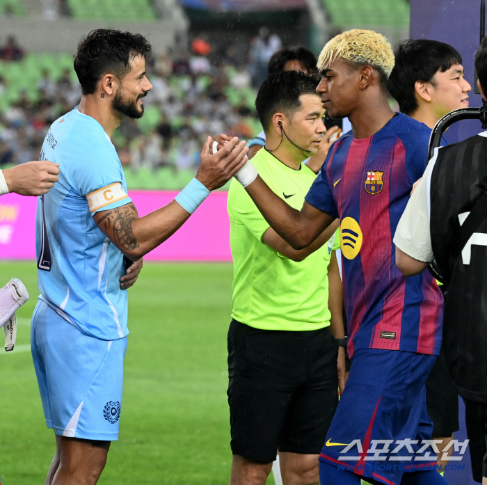  Lamin Yamal greets Cesinha