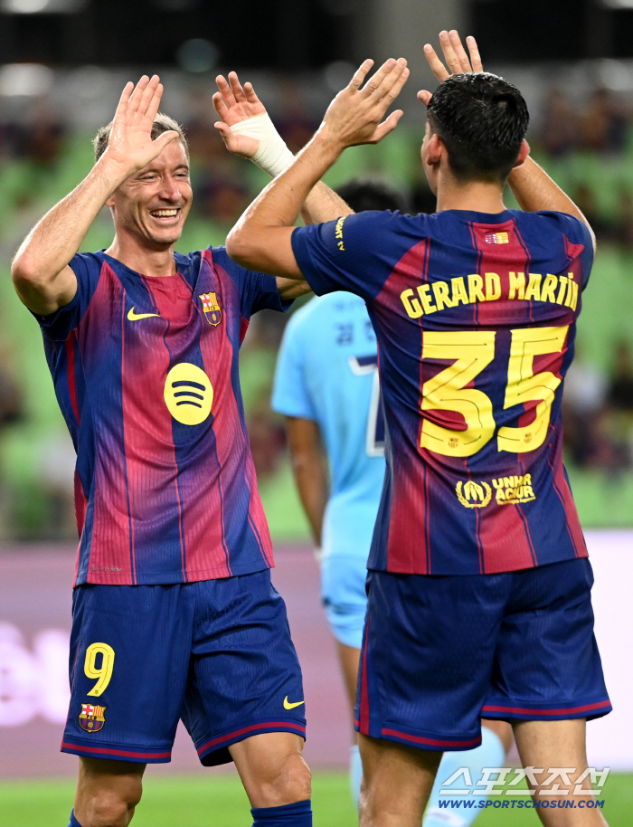  Lewandowski, it's a thrilling goal