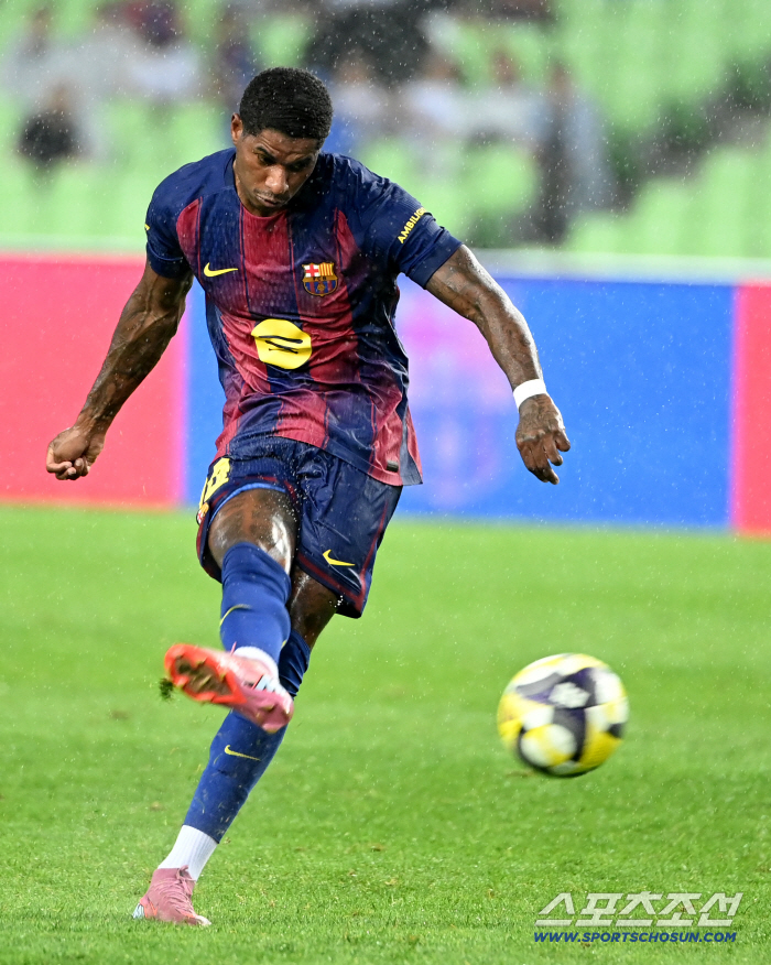  Rashford, a powerful free kick