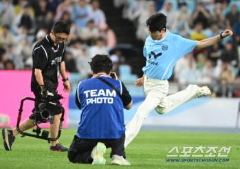  Youngtak's congratulations. There's no soccer player
